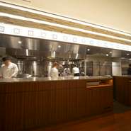 全長10メートルあるというオープンキッチンにも注目。ショーさながらの臨場感を味わいながら、料理を待つ至福のひととき。五感を楽しませるおもてなしが自慢です。