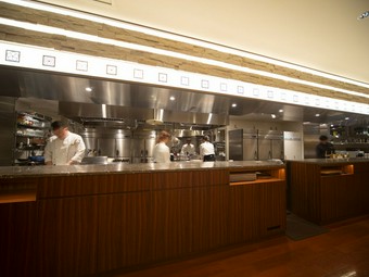 10メートルのオープンキッチンは抜群の臨場感