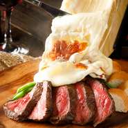 北海道産ラクレットチーズをテーブル席まで運び、目の前でたっぷりとかけるのでゲストの食欲を刺激！　野菜やお肉を、ワンランク上の味に仕上げます。
