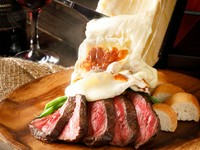 北海道産ラクレットチーズをテーブル席まで運び、目の前でたっぷりとかけるのでゲストの食欲を刺激！　野菜やお肉を、ワンランク上の味に仕上げます。