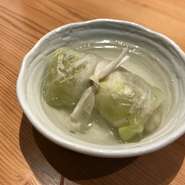 自家製のロールキャベツです。ひき肉、糸こんにゃく、椎茸、練り製品が入れたオリジナルの１品。関東おでんの人気No2です。