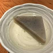 味噌おでんのコンニャクとは同じ具材では在りますが、煮え方の違いを感じられます。