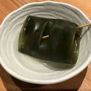 「味噌おでん」同様に水で戻した「日高昆布」を畳んで串に刺しています。同じ昆布でも、当店の「味噌おでん」の昆布はとろっとしますが、「関東おでん」の昆布は昆布その物の旨味がいきます。