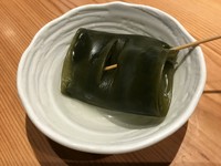 「味噌おでん」同様に水で戻した「日高昆布」を畳んで串に刺しています。同じ昆布でも、当店の「味噌おでん」の昆布はとろっとしますが、「関東おでん」の昆布は昆布その物の旨味がいきます。