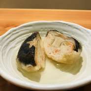自家製のカニ風味の練り物を椎茸に合わせ蒸しあげた自家製の練り製品。椎茸に浸み込んだ出汁とプリプリの食感を味わってください。