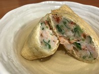 駿河湾産の桜海老のタップリと入った自家製の練り物を油揚げの中に詰め込み蒸してあります。油揚げにも出汁が浸み込みお薦めの一品です。
