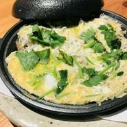 静岡　用宗産の釜揚げしらすをタップリと柳川鍋を使い卵でとじました。
温かいしらすも美味しいですよ！人気の一品です。