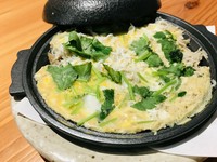 静岡　用宗産の釜揚げしらすをタップリと柳川鍋を使い卵でとじました。
温かいしらすも美味しいですよ！人気の一品です。