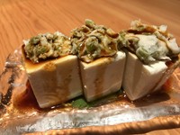 「鮪のつんつん和え」と同様に静岡　田尻屋の山葵漬けを使用。豆腐と山葵漬けの相性抜群です。日本酒の御つまみにお薦め！