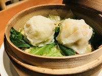 魚（イトヨリダイ）のすり身を生地に焙りの帆立とむきエビをゴロッと！！！
甘さは隠し味の大量の玉葱です。
蒸籠で蒸したてを江戸時代の御醤油、「煎り酒」で召し上がって頂きます。