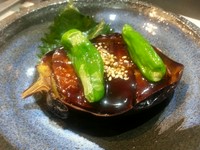 蓮根を、魚のすり身を挟んで揚げています。塩胡椒で召し上がって貰います。常連のお客様に人気のめにゅーです。