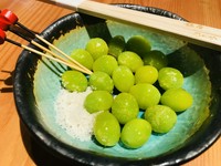 秋の味覚、銀杏を丁寧に殻をむき食べやすく上げています。
アツアツの揚げたての銀杏、酒のアテにはピッタリです。