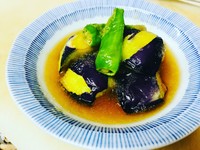 「一富士二鷹三茄子」徳川初代将軍の好きな物順ですね。三茄子の茄子は「折戸茄子」家康が3番目に揚げる茄子、形は真丸で身は柔らかくジューシーです。
天つゆに大根おろしを入れサッパリと召し上がって頂いてます。