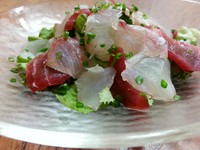 新鮮魚介類盛り沢山のサラダ、自家製の和風ドレッシングで召し上がって下さい。グループの御客様にお薦めです。1人前のハーフサイズ有￥1500