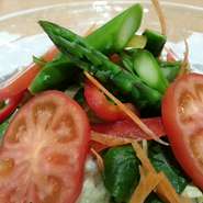 静岡アメーラトマトを使用。
新鮮な野菜がタップリです。
1人前のハーフサイズ有￥７００
