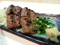 油揚げの中に味付けしたひき割納豆を詰めて焙った料理。油揚げの香ばしさと納豆の相性に酒が進みます。