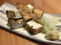 築地で４代続く老舗の豆腐屋さん「杉寅豆腐店」の拘りの厚揚げ！材料に拘り抜いた厚揚げをジックリと焼いています。大豆の旨味を味わってください。
ハーフサイズ　￥650

