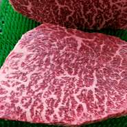 静岡のブランド肉、「静岡そだち」のもも肉を厚切りカットで串焼きに！もも肉の希少部位、「芯しん」の歯ごたえが有りながら噛んで味の出る美味しさが堪らない１品。