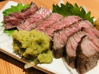 静岡のブランド肉、「静岡そだち」のミニステーキ。
モモ肉の希少部位、芯しんを弱火で焼き上げ、特製の本山葵おろしをタップリと付ければ美味しさ倍増！！！