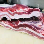 静岡　川根・島田・大井川地区の罠猟で捕れた「イノシシ」のばら肉（三枚肉）を串焼きに！豚とは違う野生の肉の歯ごたえと脂の甘さの美味しい肉です。
ビタミンは豚よりも豊富です。