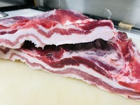 静岡　川根・島田・大井川地区の罠猟で捕れた「イノシシ」のばら肉（三枚肉）を串焼きに！豚とは違う野生の肉の歯ごたえと脂の甘さの美味しい肉です。
ビタミンは豚よりも豊富です。