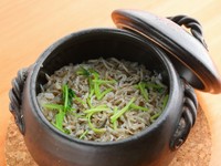 静岡市用宗港で水揚げされた「しらすのちりめん」を独自の出汁で土鍋で焚き上げました。ちりめんから出る出汁と香りが食欲をそそります。1合からの御注文（1合軽めの3人前位）
早目の注文を頂けると美味しく炊けます