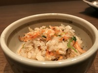 一合（軽めの3人前）より（＋250円で椀付）
駿河湾の幸、生の桜海老をタップリと入れ土鍋で炊き上げた「桜飯」。桜海老の風味と味が両方楽しめる季節の御飯です。
