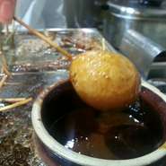 人気の、おでんメニュ７－です。お皿に残った味噌に崩れてしまった黄身を絡めて食べるのが通と御客さんから教えて貰いました。確かに旨い！！！