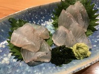 出世魚でも御馴染みの、すずき！小さい順で「せいご」・「ふっこ」・「すすき」と呼び名が変わります。
夏が旬の「すずき」、豊洲市場で活〆を仕入れます。歯応えも有り美味しい魚です。