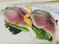 秋から冬にかけて脂の乗り始める鯖！当店独自の〆方で御客様から好評です。
脂の乗り具合は様々ですがあまり酢を強めにはしていません。