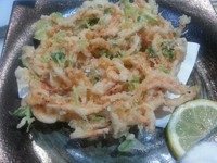 駿河湾では春漁（4月1日～6月初旬）と秋漁（11月1日～12月25日近辺）の年2回桜海老漁が解禁と成ります。当店では生の桜海老のみをかき揚げにしています。
口の中イッパイに桜海老の風味か広がります。
