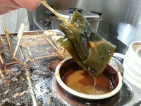 当店の「昆布」は日高昆布を水戻しして折り畳んだもの。出汁が良く浸みて柔らかく煮えた「昆布」が人気です。