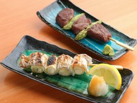 駿河湾で水揚げされた新鮮な太刀魚を三枚に下ろしねぎを縫うように串打ちしました。太刀魚の香ばしさとネギの甘みの相性が良いですよ！