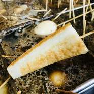 「白焼き」？良く聴かれる「おでん」メニューですが、「静岡おでん」では定番の練り製品です。ムッチリとした食感が特徴です。静岡出身者には人気の練り製品。