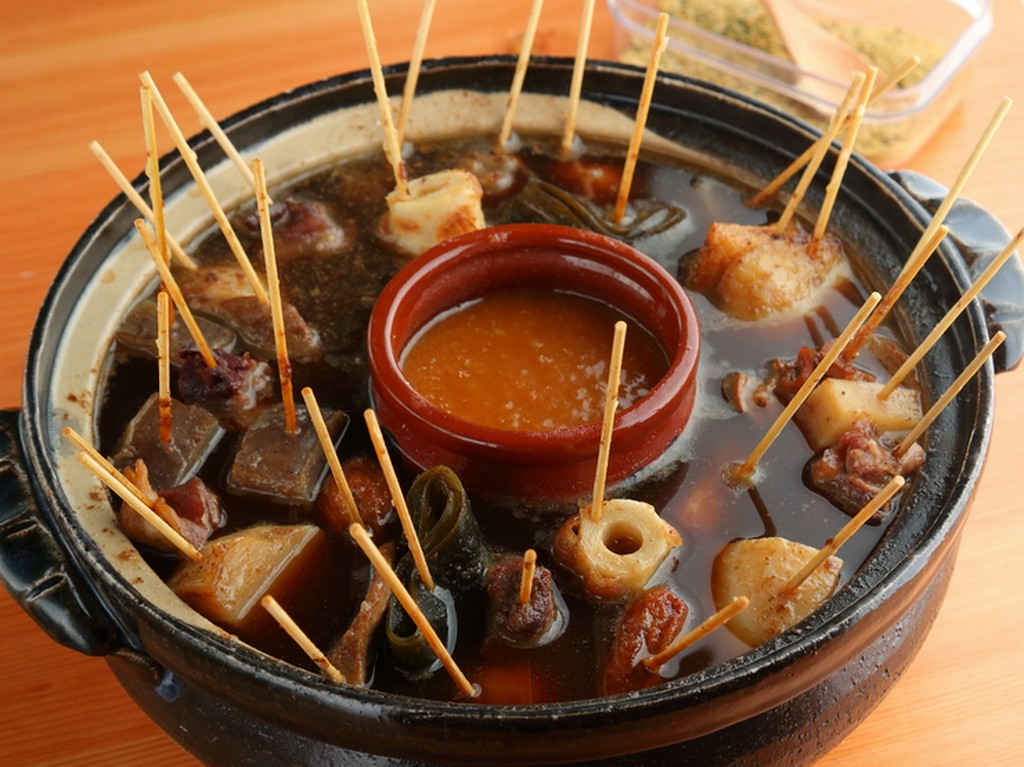 特製の出汁でじっくり煮込んだ2種類の『おでん』も楽しめる