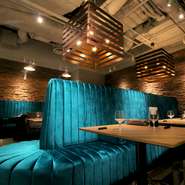 豪奢でスタイリッシュな内装にマッチしたターコイズブルーのソファー席。