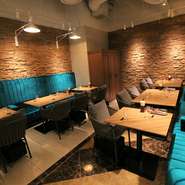 リラックスできるソファーでは、ゆったりと楽しみながら料理やお酒ご堪能いただけます。