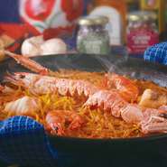 海老の旨みたっぷり濃厚スープが決め手のパエリア『フィデゥワ・デ・ガンディア』。2018年から2年連続でスペイン・ガンディアのコンクール国際部門で優勝を獲得。当時の味を完全再現してご用意しております。