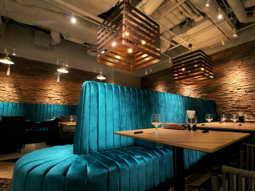 豪奢なスペインレストランの雰囲気溢れる店内でごゆるりと