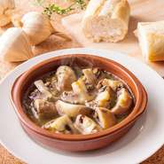 びいどろの看板メニューの一つ。毎朝契約農家より直送される新鮮なマッシュルームは通常の約２倍もの大きさで、シャンピニオンエキスが白ワインやオリーブオイルと混ざり合い絶妙な旨味を醸し出します。