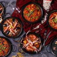 当店自慢の『魚介のパエリア』や、世界大会【国際部門優勝】した『フィデゥワ・デ・ガンディア』など。