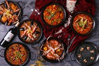 当店自慢の『魚介のパエリア』や、世界大会【国際部門優勝】した『フィデゥワ・デ・ガンディア』など。