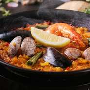 東京パエリア選手権にて堂々優勝、初タイトルを獲得した40年来変わらぬ自慢のスタンダードパエリア。特製スープと一緒に炊き込むことで味わい深い逸品となっております。