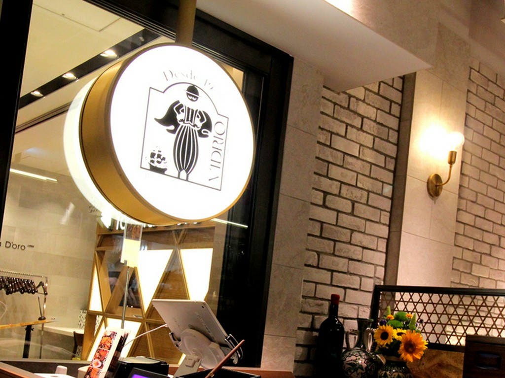 豪奢で落ち着いた店内