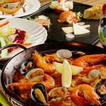  一番人気の魚介のパエリアがついたセットメニューです。
スペイン料理が初めてという方には特におすすめ！