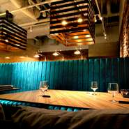 本格的なスペインの雰囲気を日本で…と思いこだわり抜いた店内。スペインの地中海を思わせるターコイズブルーのソファや豪奢な照明の作り出す空間で、VIDRIOならではのスペイン料理やお酒をお楽しみください。