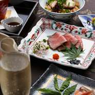 伝統を大切にしつつ、現代の要素を盛り込んだ懐石料理に、2時間半の飲み放題た付いた宴会向けプランも用意されています。最大60名まで収容可能な個室もあり、大規模宴会もおまかせ。早めの予約が必須です。