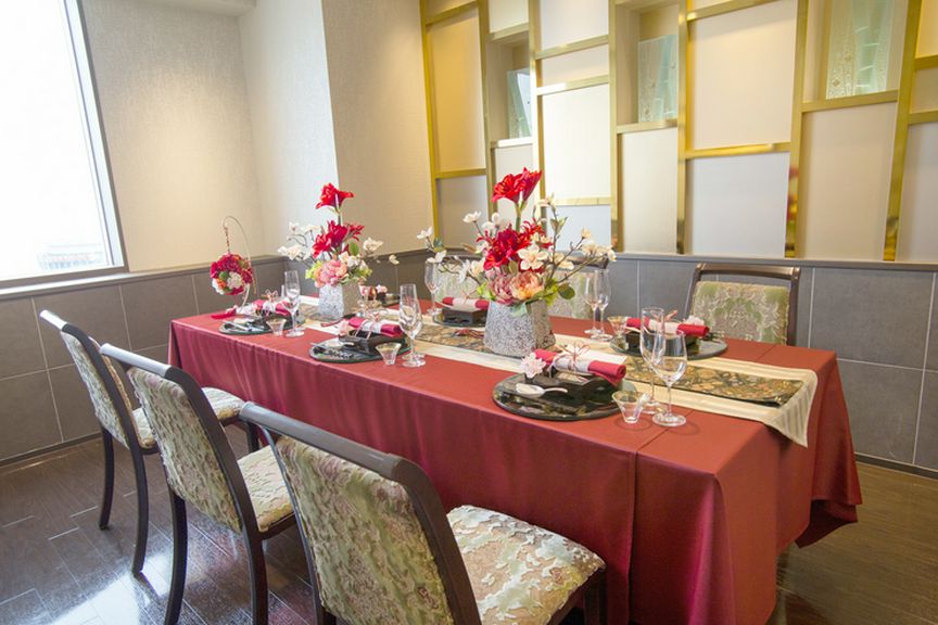 人生の門出を祝うおめでたい席にふさわしい、洗練された空間