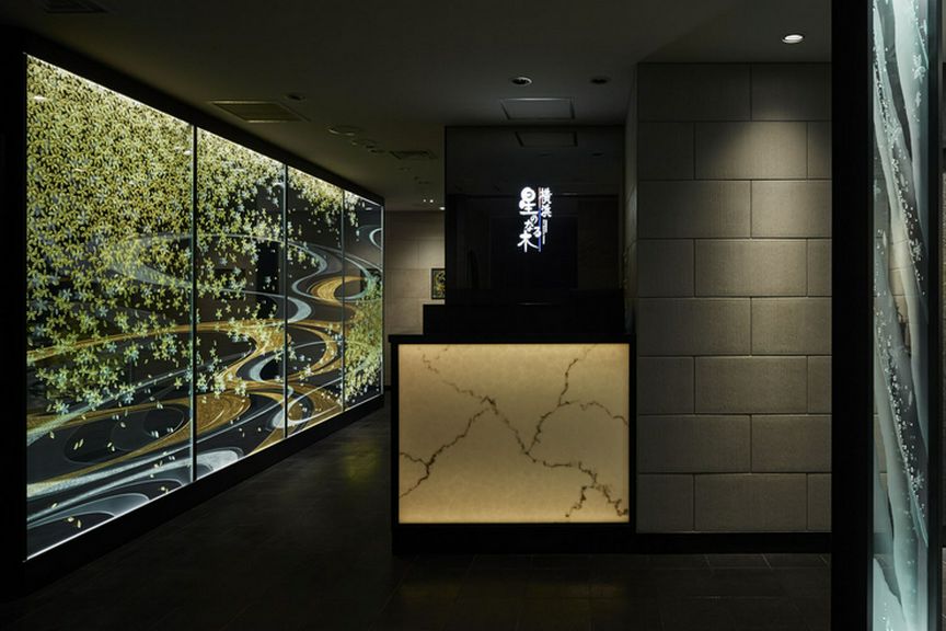 グラスアーティスト・野口真里氏が手掛けたエントランス