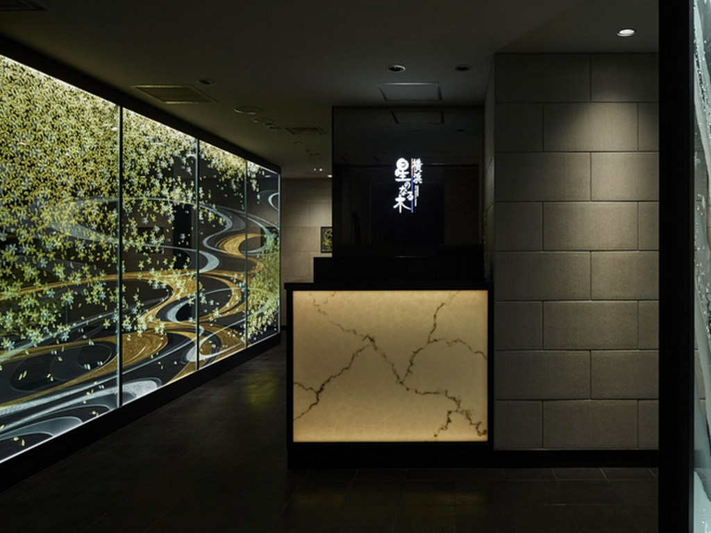 グラスアーティスト・野口真里氏が手掛けたエントランス